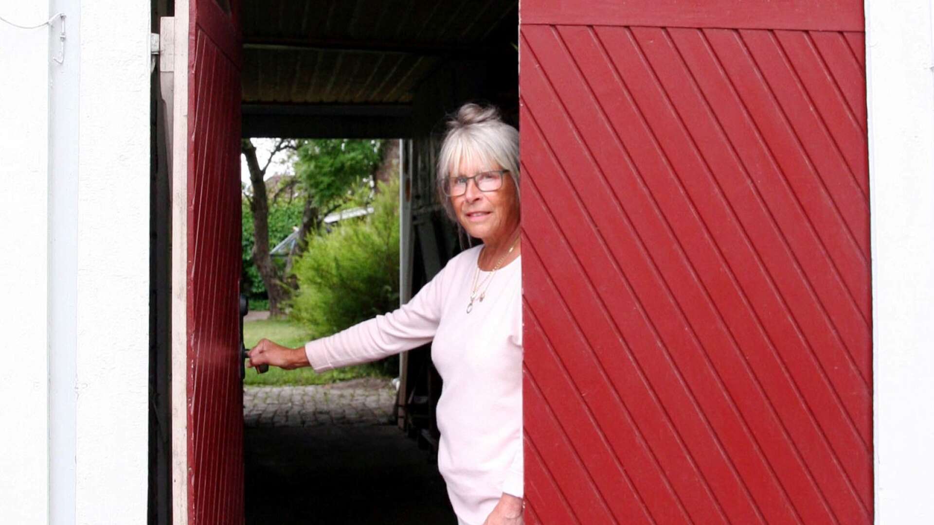 Innanför den röda porten på Sjögatan 17 har Suzanna och Peter Råberg skapat sin egen oas.