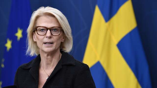 Finansminister Elisabeth Svantesson (M) låtsas som att regeringens pyttehöjning av statsbidragen räddar välfärden. 