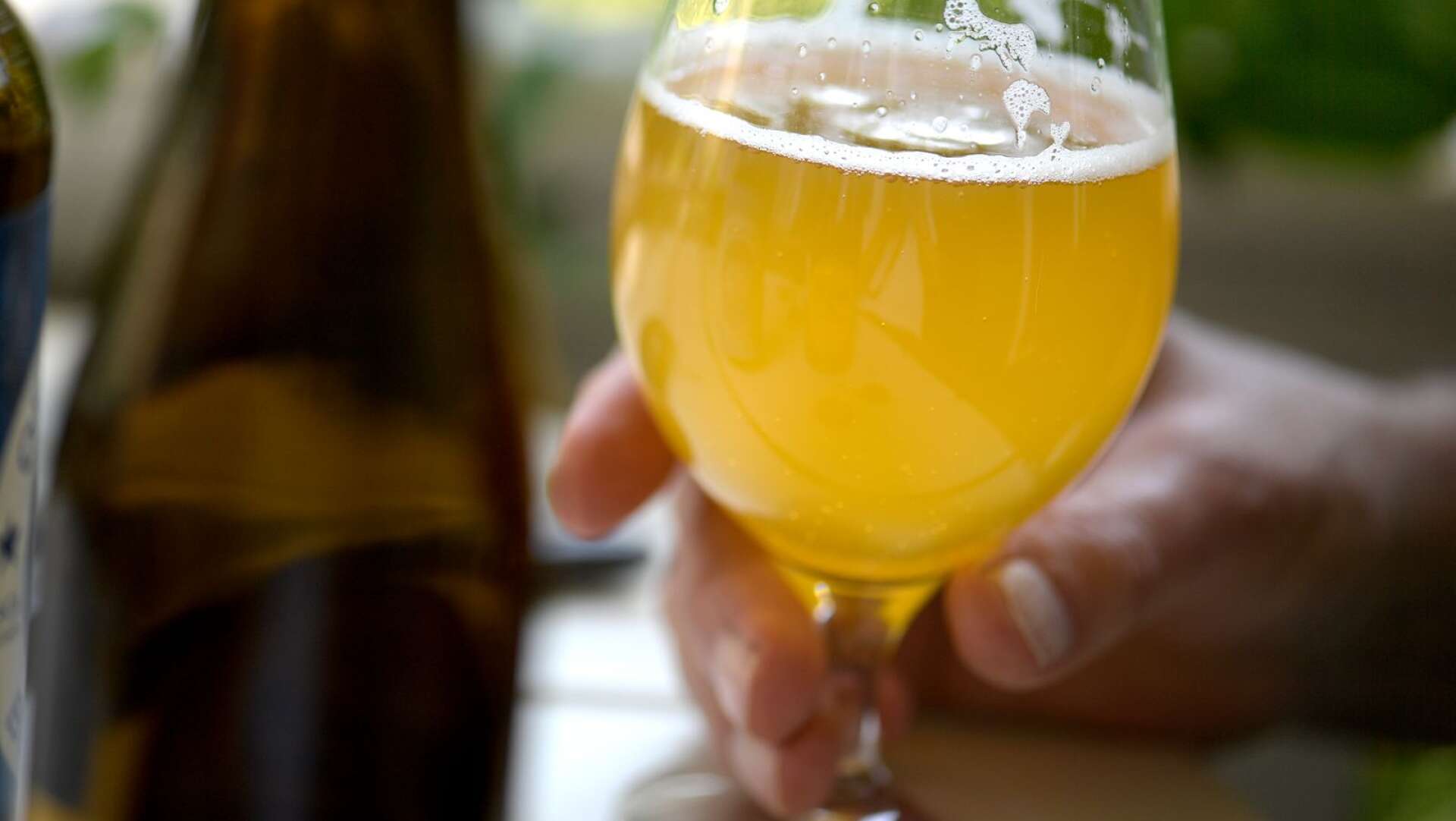 Författarna bakom debattartikeln vill se att Sverige öppnar upp för gårdsförsäljning av alkohol. Genrebild.