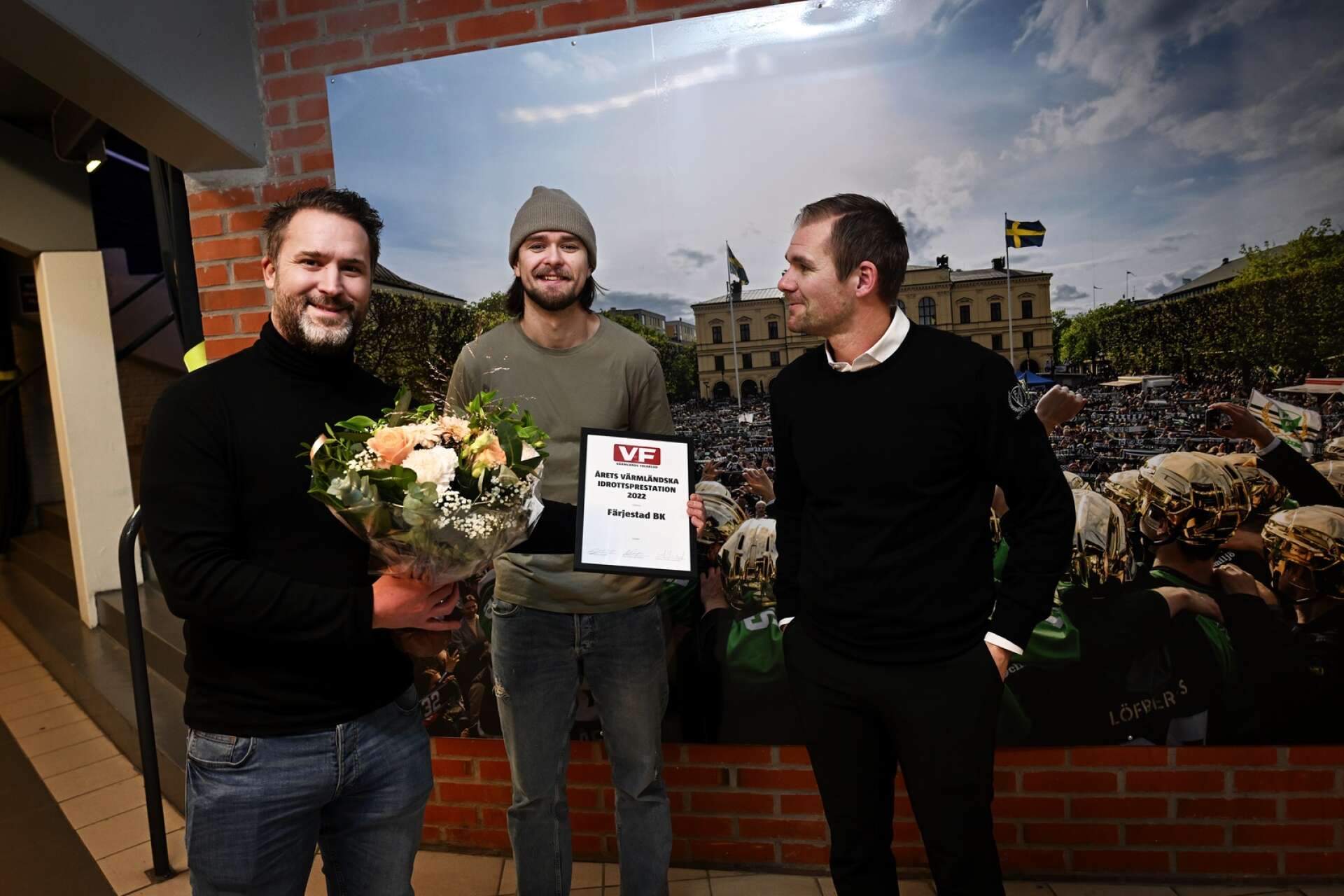 VF-sportens sportchef Johan Ekberg delar ut diplom och blommor till Linus Johansson och Tomas Mitell.
