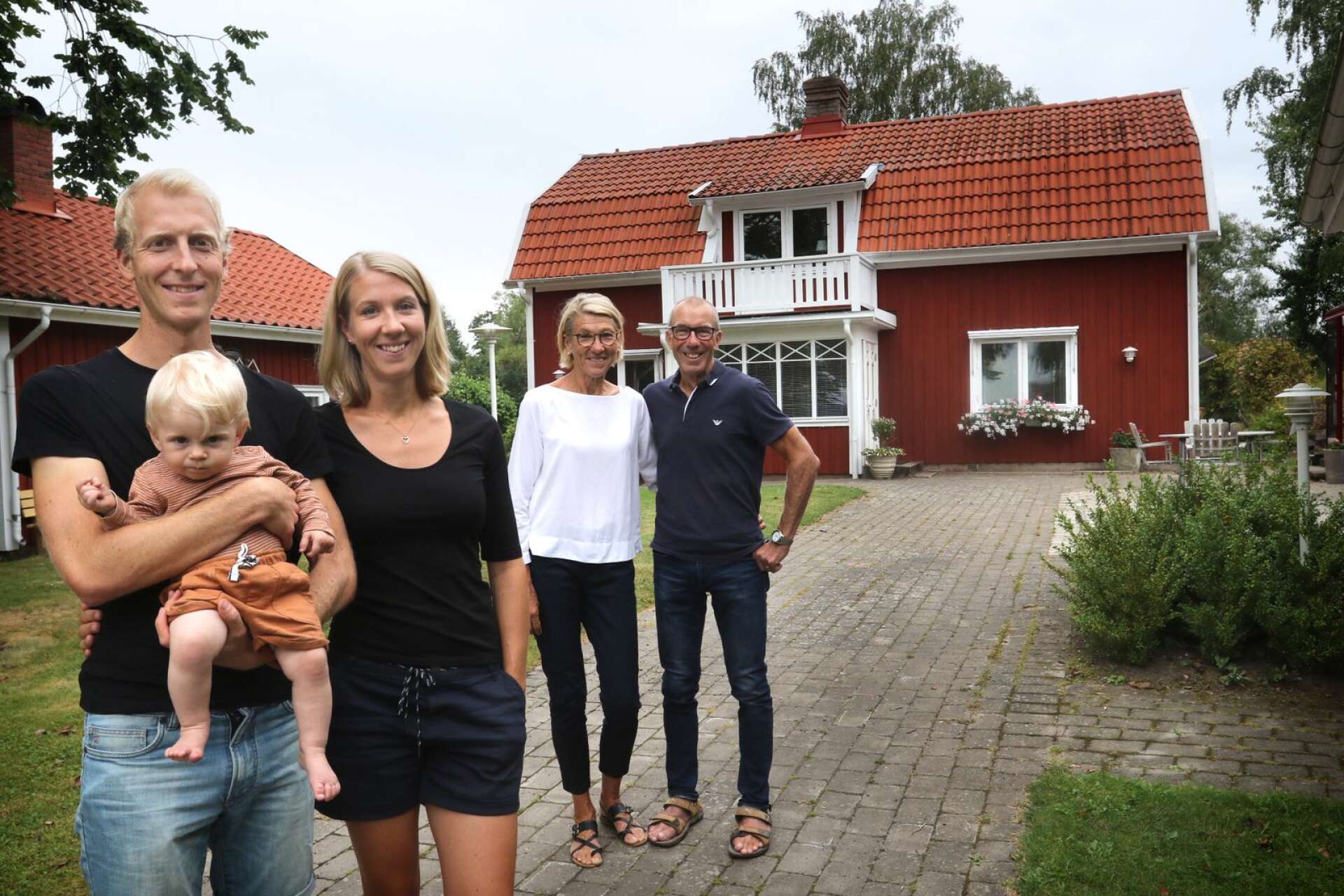 Snart är det dags för generationsskifte på gården Kvarnekulla i Tidavad. Towe Johansson, Daniel Welamsson och dottern Signe ska flytta in medan Marianne och Bernt Johansson byter landet mot Skövde. 
