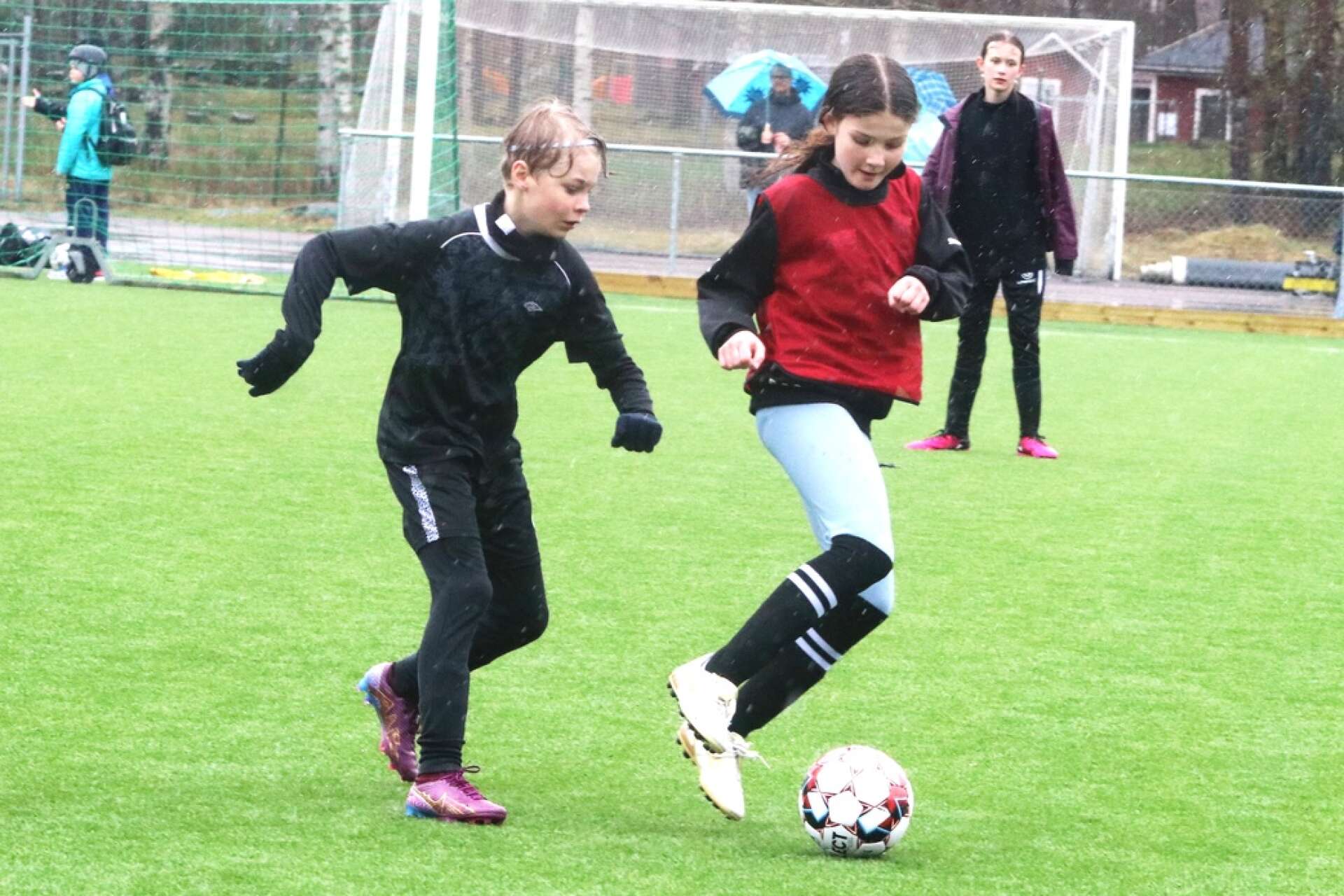 Alicia Rhodin i klass 4B på Södra skolan, med bollen, uppvaktas av Oscar Kjellebäck i klass 4A på Södra skolan.