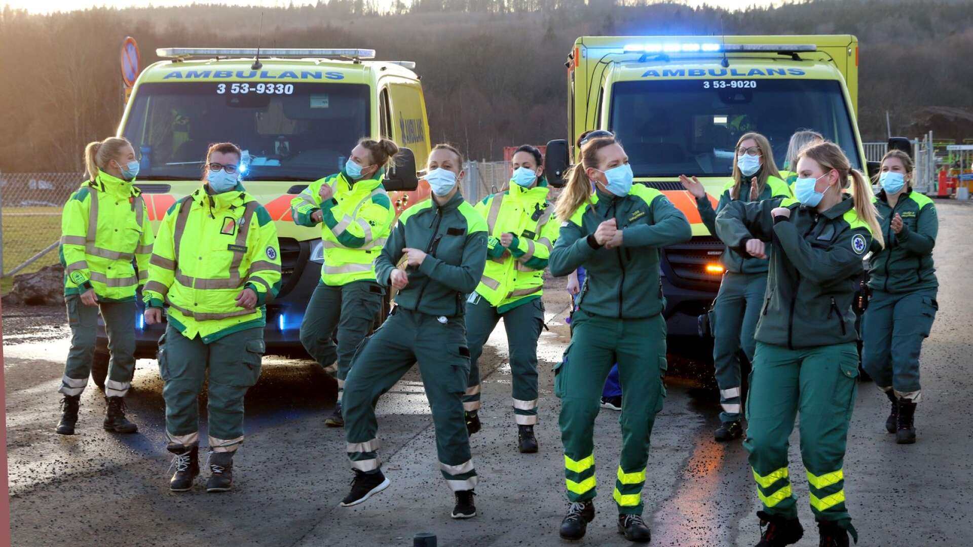 Ambulans- och akutpersonal dansar Jerusalema utanför Skas.