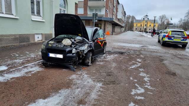 En bil har kört in i Kavaljerenhuset i korsningen Norra Hamngatan-Västerlånggatan.
