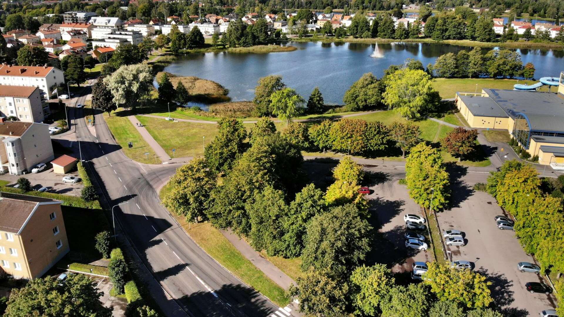 Det är vid dagens p-plats i korsningen Ringervägen/Drottning Kristinas väg som Karlstadhus och Prepart planerar att bygga tre nya hus med cirka 135 lägenheter.