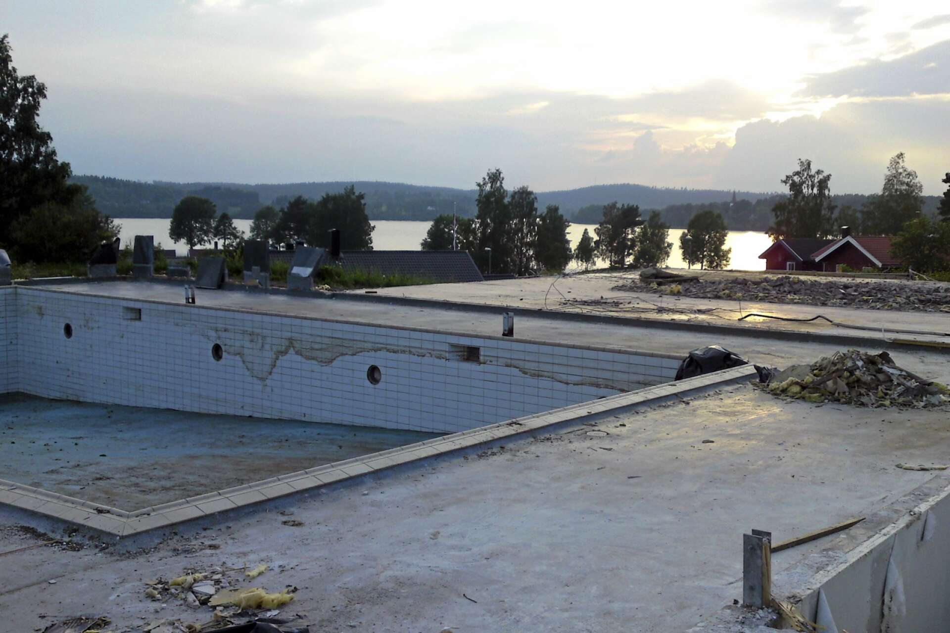 Det är efter rivningen av centrumhuset med sin pool som flera nya tomter skapats som möjliggjort mer byggnation på Furnäs.