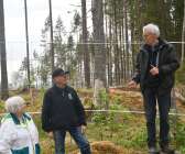 Trädkännaren Per Sundqvist (på stubben) berättade om de planterade trädarterna vid invigningen.