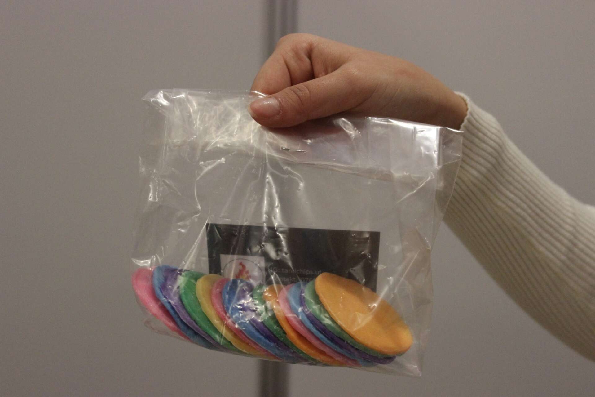 Tändchips UF säljer braständare som ser ut som chips. Företaget drivs av Molly Larsson, Sara Arian och Ella Hoang.