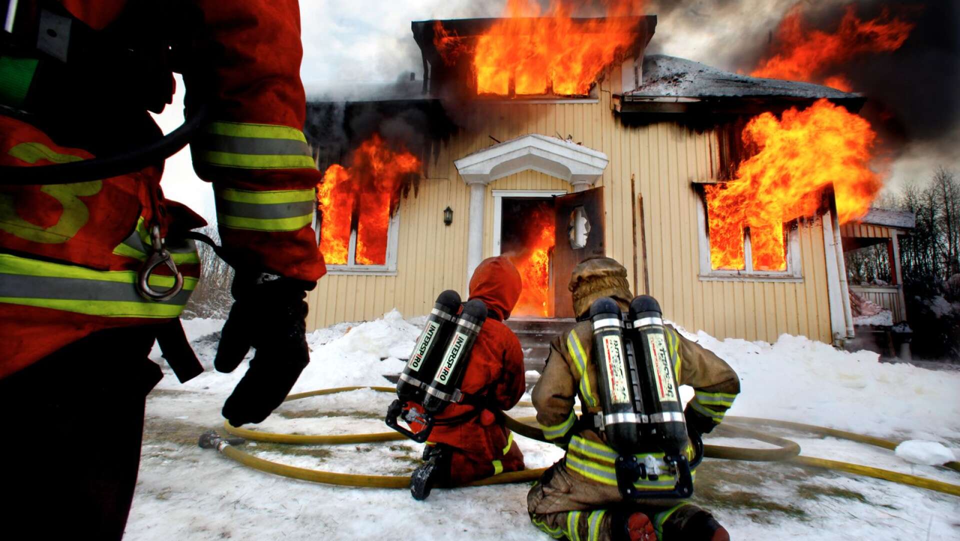Ett antal hus längs Norsälven har under årens lopp rivits eller eldats upp på grund av risken för skred och ras.