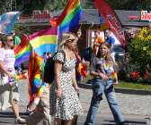 Det var stämningsfullt, soligt och mycket kärlek i luften när Säffle Pridefestival anordnades i lördags. Ett hundratal personer tågade genom centrum mot Kanalparken, där dagen avslutades med dans, tal och musik.