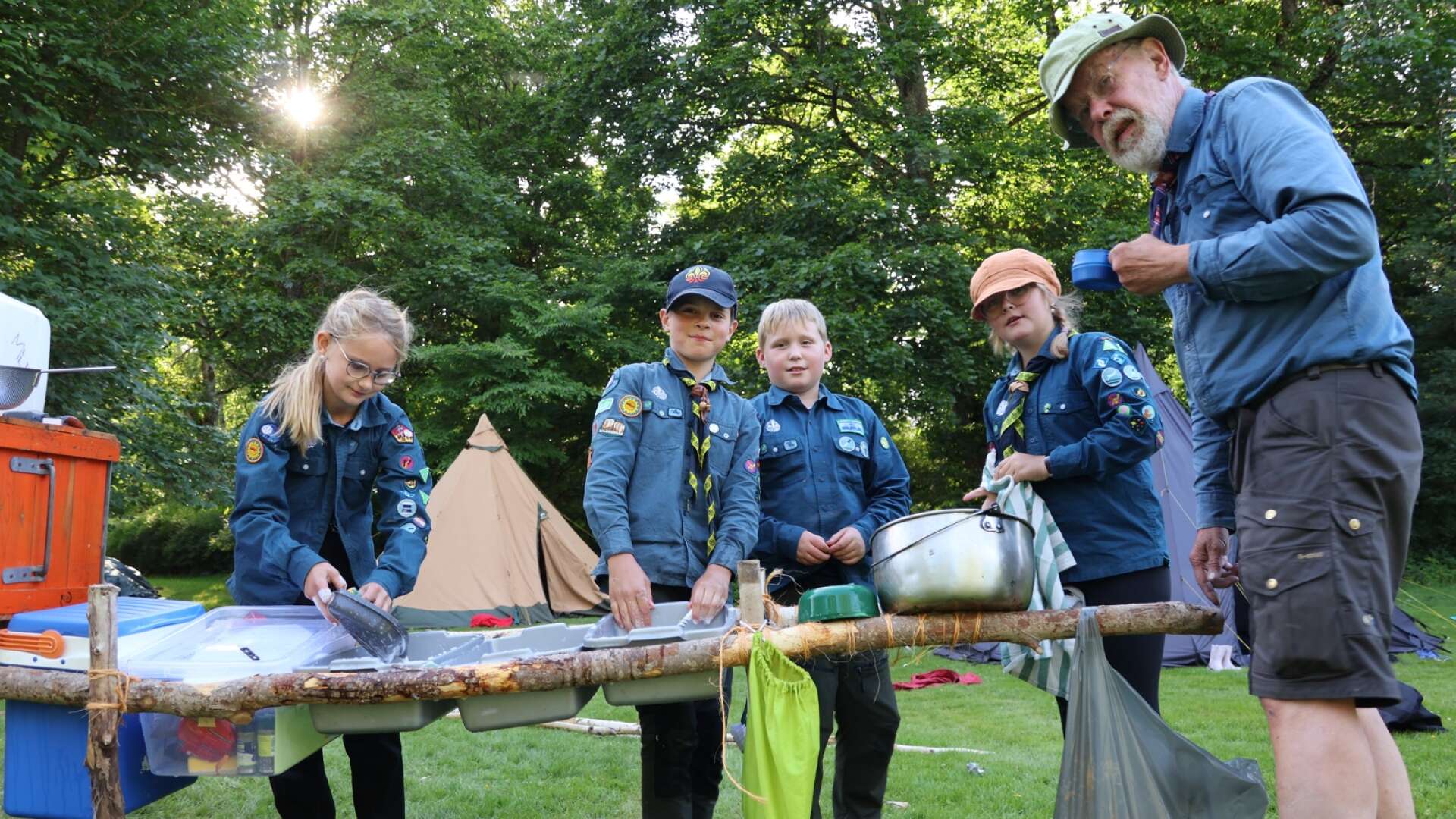 Scoutläger vid Baldersnäs 2023. Paulina Gyllenberg, Gustav Larsson, Klara Backman och ledaren Melker Sundberg som är fadder för just den här gruppen med elever från Vänersborg och Bengtsfors.