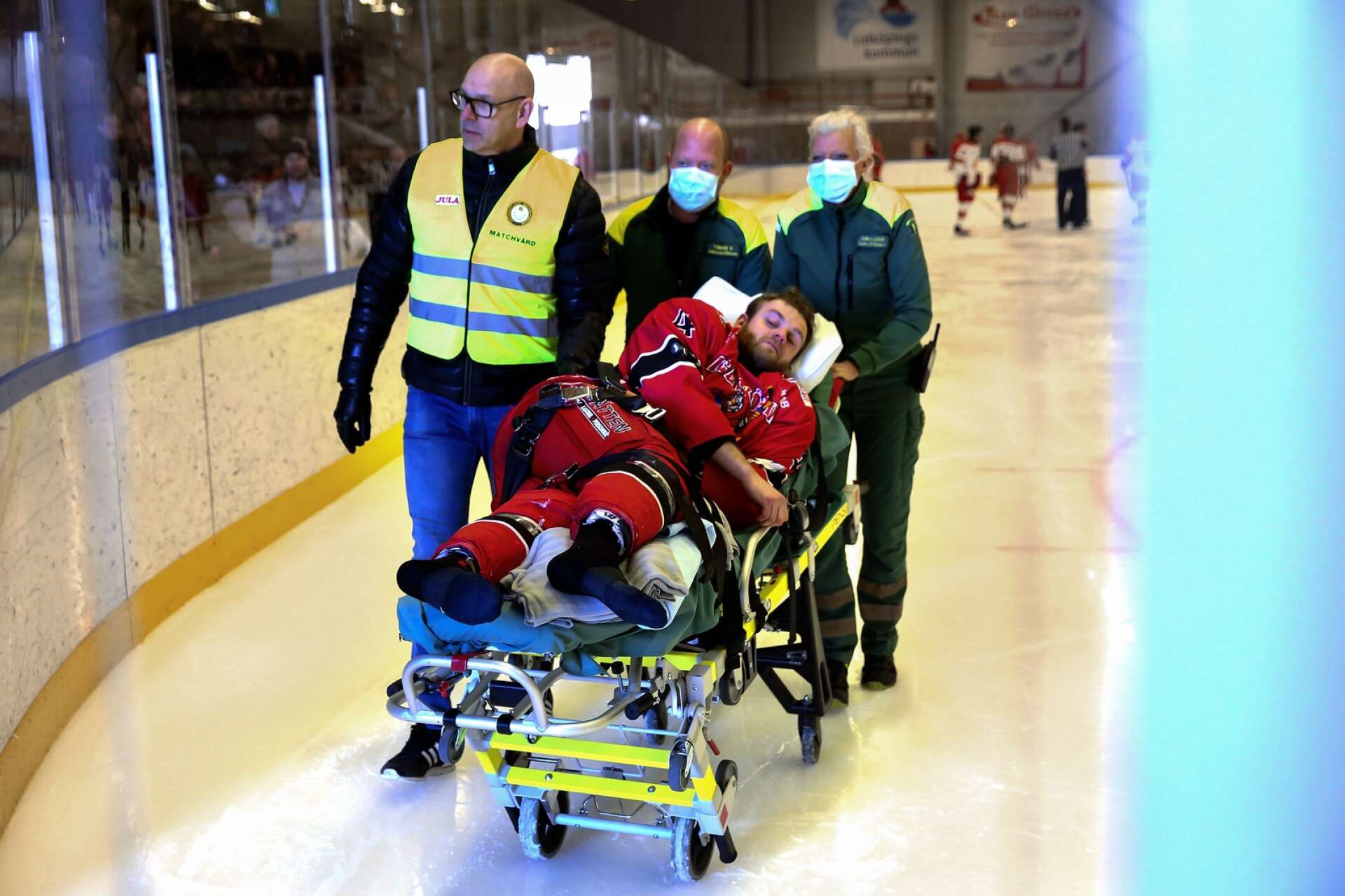 Oliver Antonsson åkte på en otäck smäll mot knät och fick åka ambulans.