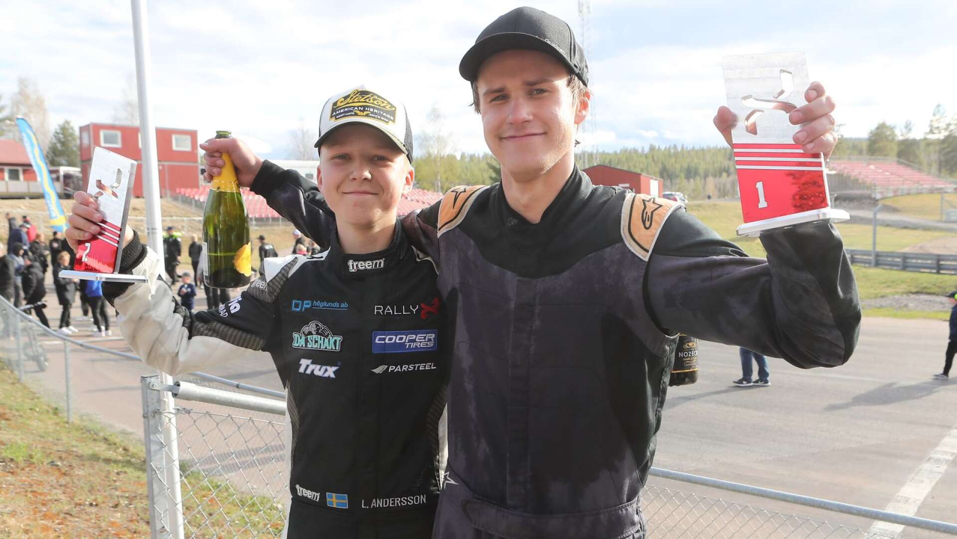 Lukas Andersson tog två andraplatser i crosscar junior och Elias Svensson en seger i crosscar under RallyX-helgen i Höljes.
