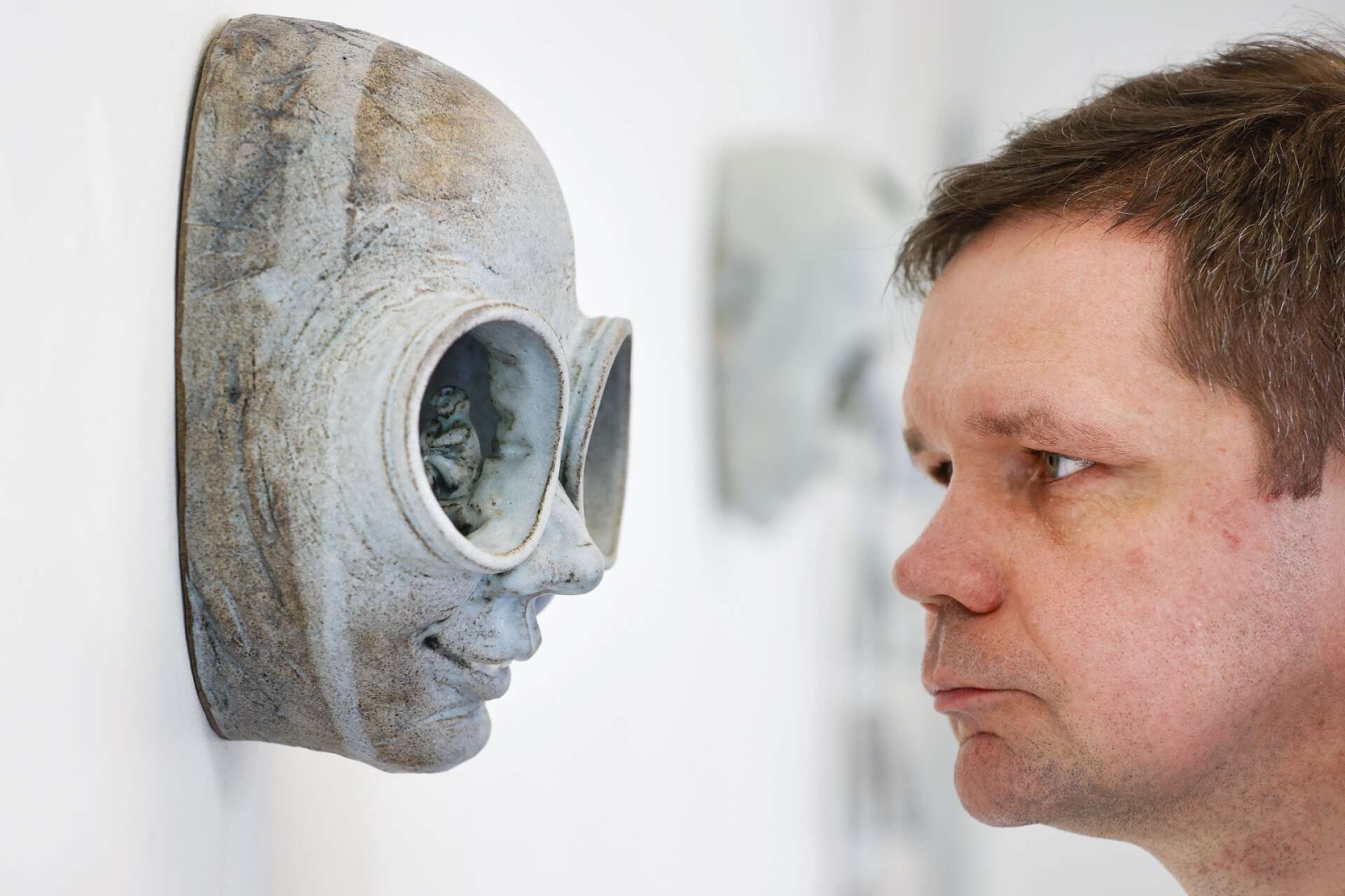 Skulptören Valdas Kurklietis ställer ut i Karlstad och uppmuntrar besökarna att själva tolka hans verk. 