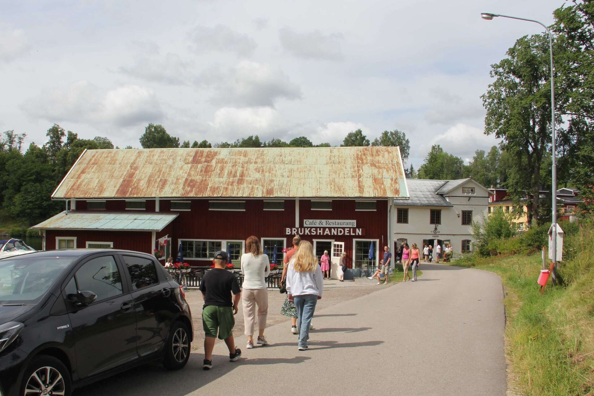 Café och restaurang brukshandeln ligger mitt i turiststråket vid Dalslands kanal.