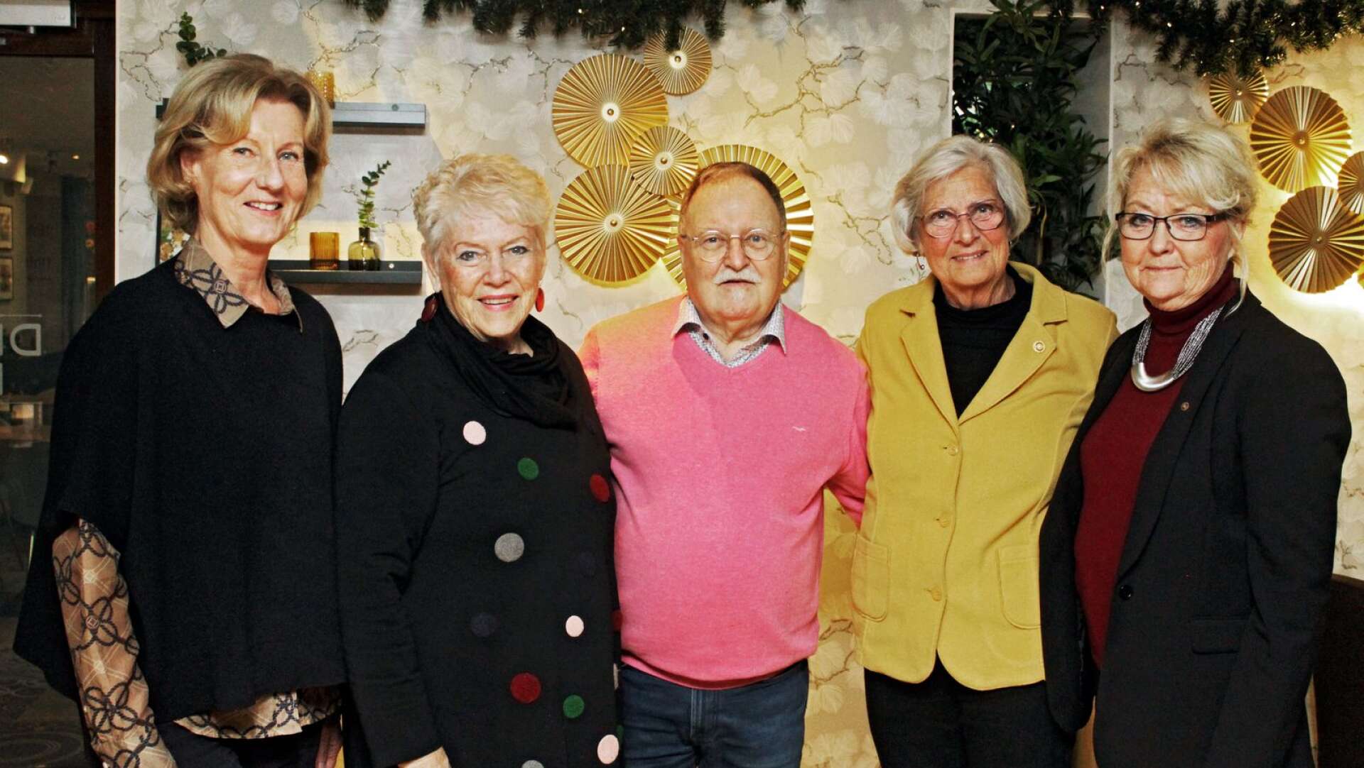 Inger Berggrén (i gul kavaj) blev första kvinnliga presidenten i Karlstads Rotaryklubb. Här tillsammans med Lena Sterwe Bergström, Lisbeth Fröding, Ulf Sandén och Christina Johansson.