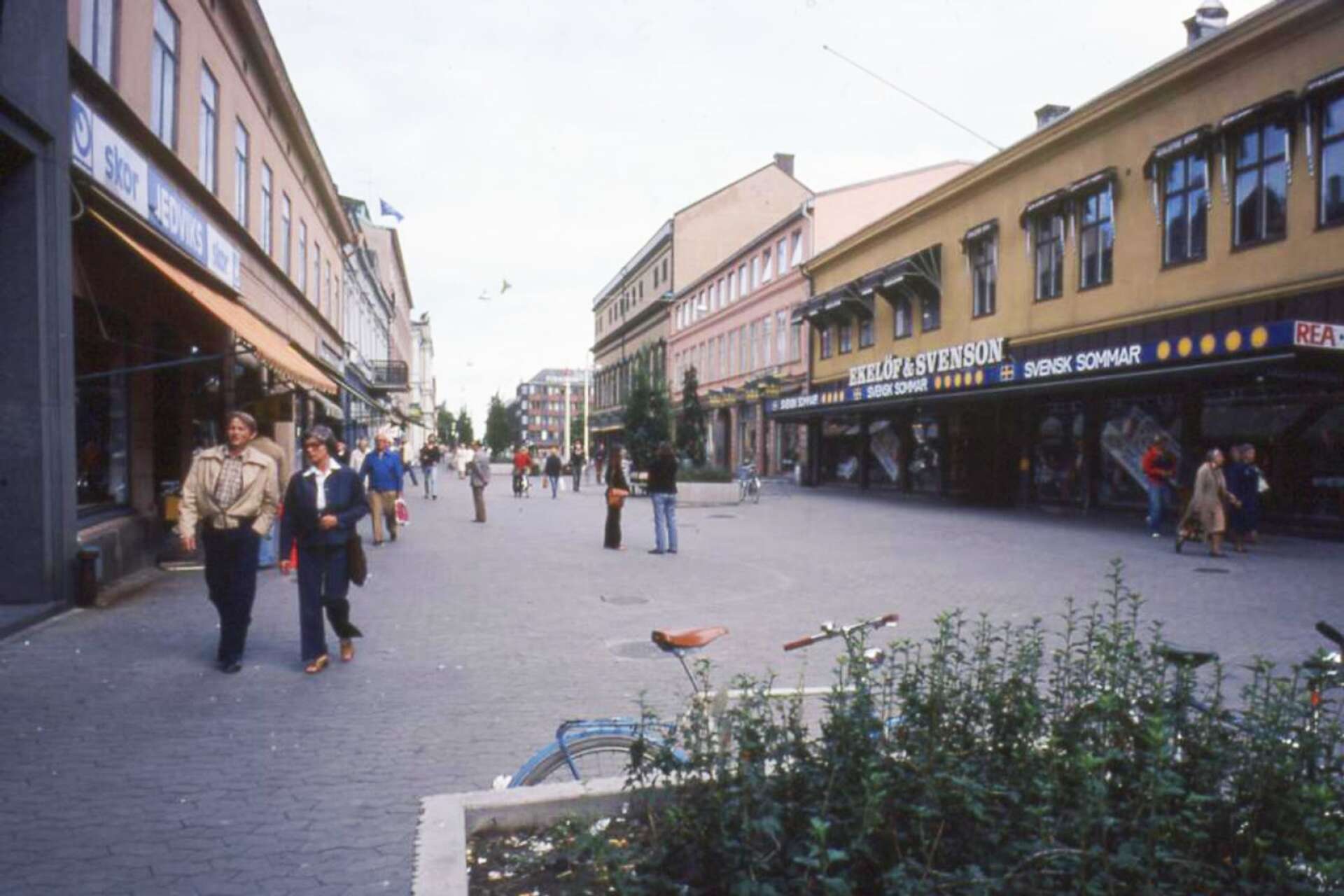 Butiken till höger i bild, troligtvis under 1970-talet.