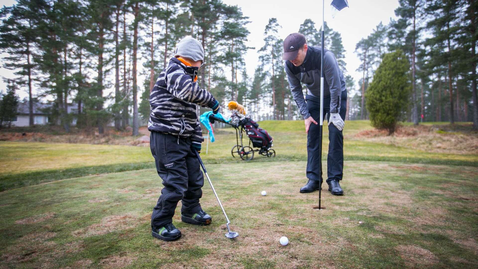 Ungefär en gång i månaden håller Hammarö Golfklubb i paragolf, under ledning av Magnus Skoglund. Vid varje tillfälle dyker mellan tio och tolv personer upp för att aktiveras och träffas.