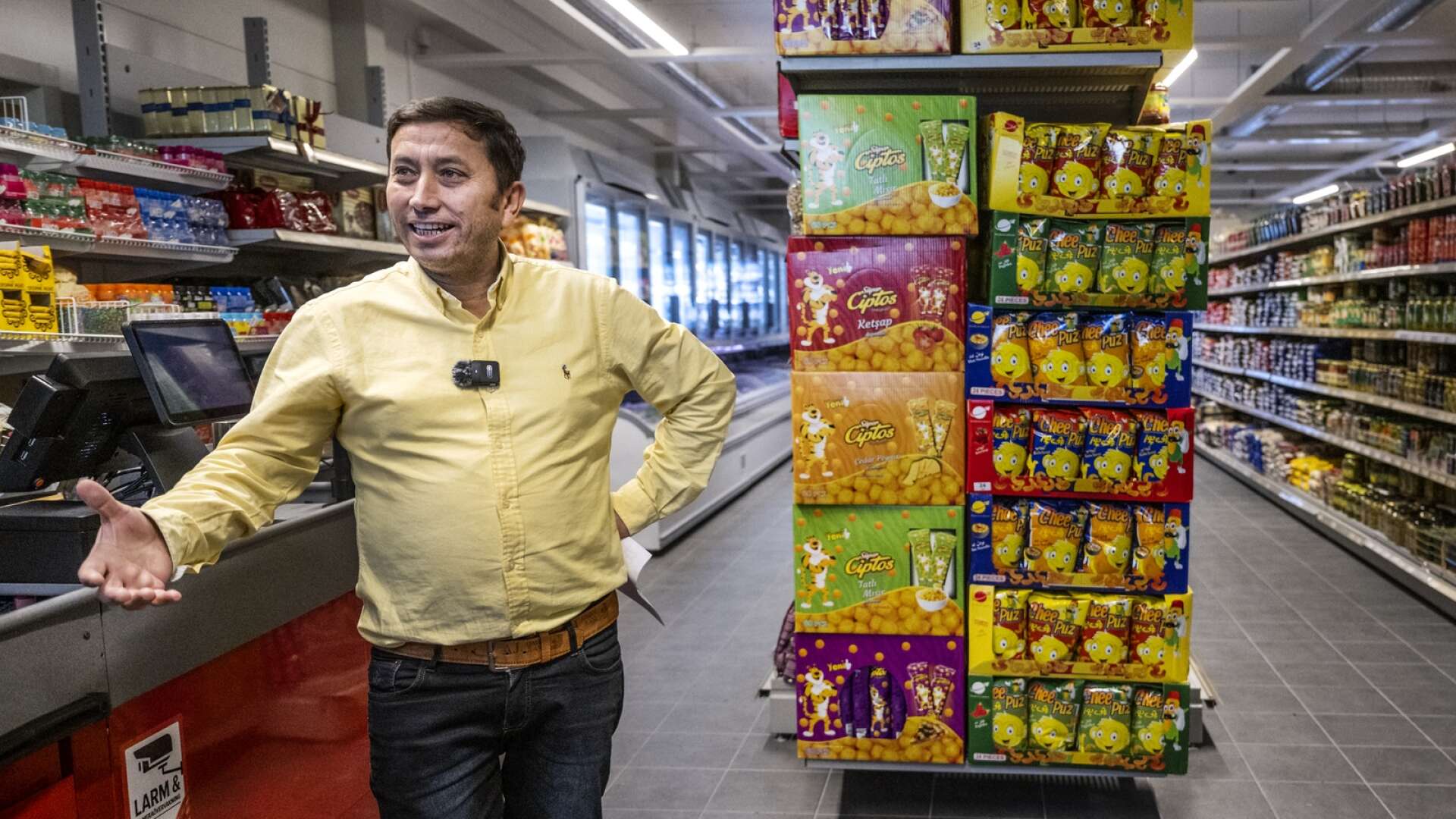 Khalil Muhsini är glad att han åter kunnat öppna sin matbutik på Våxnäs i Karlstad.
