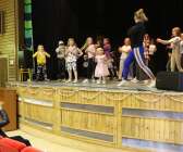 Många barn passade på att gå upp på scenen och dansa mot slutet av uppvisningen.