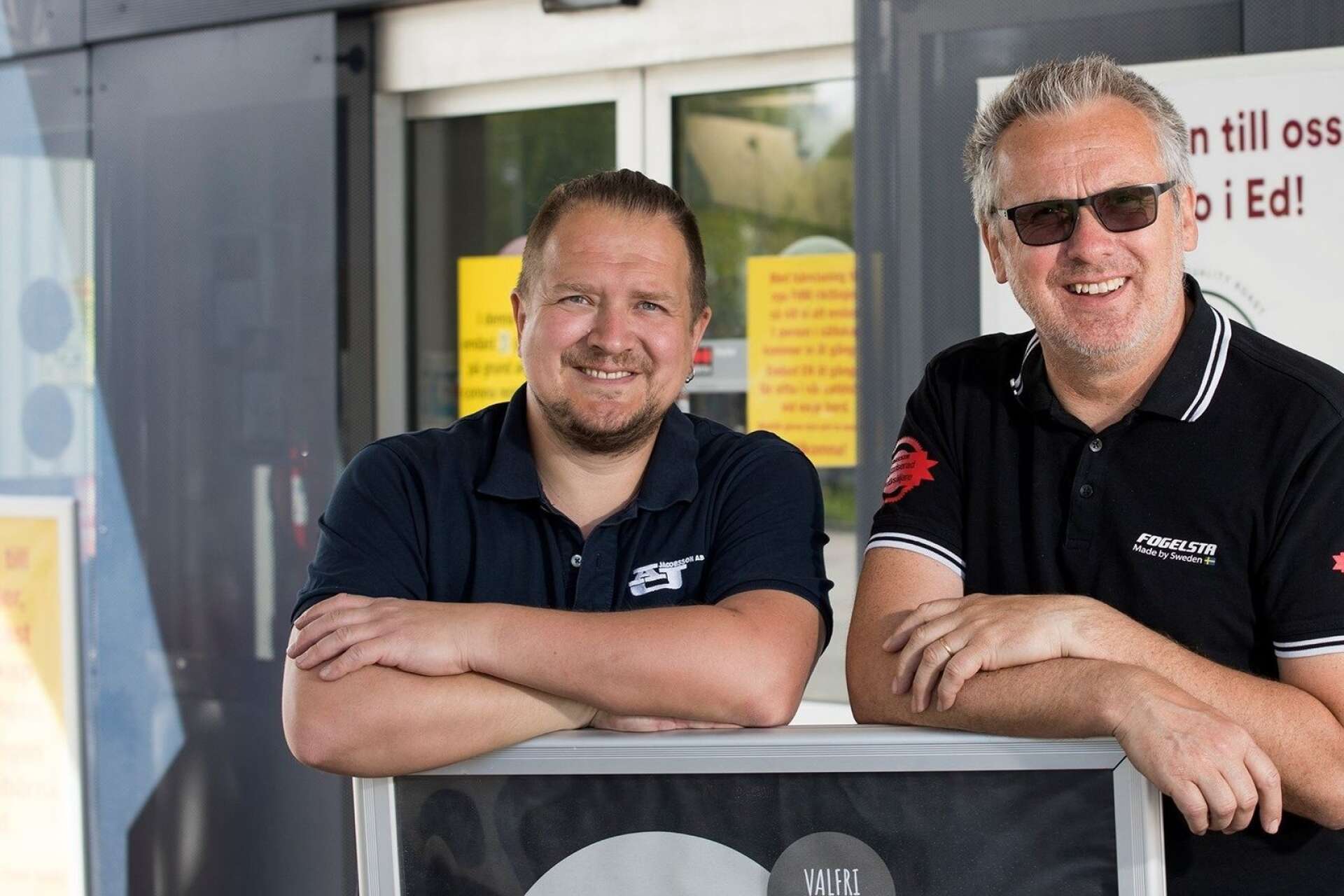 Oskar Kronlid och Peter Jacobsson, delägare i den familjeägda bensinmacken som nu är nominerad till Årets station.