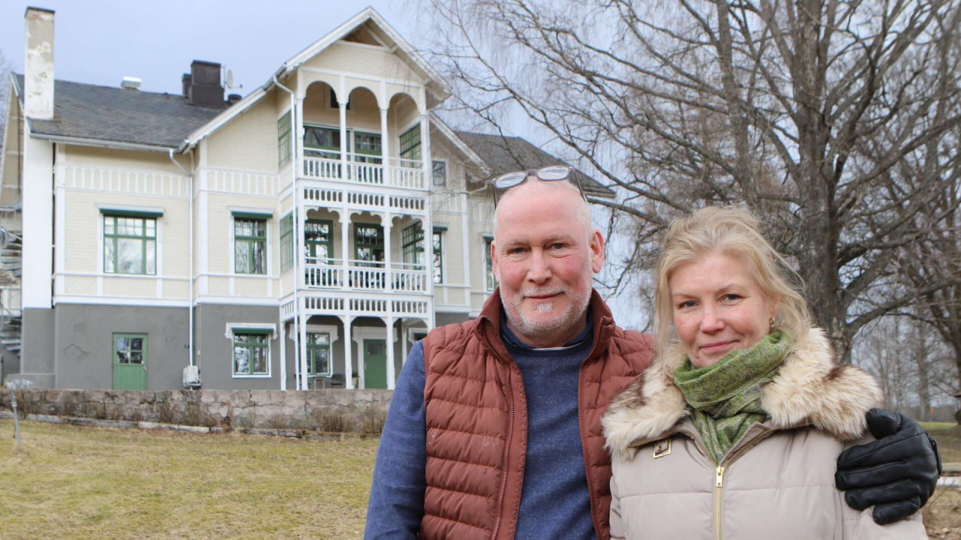Susanne Lindholm och Robert Norelius äger Bredsjö nya herrgård där de också bedriver bed and breakfast. Nu har de valt att lägga ut fastigheterna till försäljning.