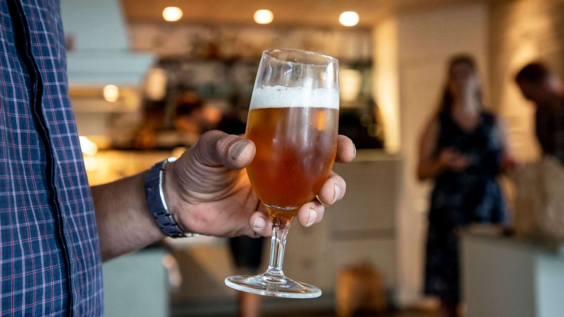 SLA har kartlagt var du kan gå ut och dricka det billigaste glaset öl i Skövde.