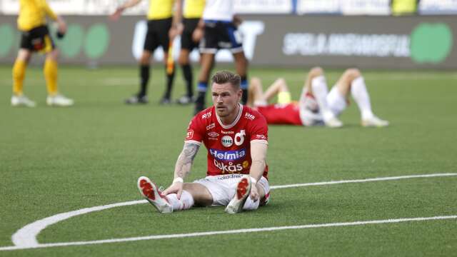 Rasmus Örqvist deppar efter förlusten. 