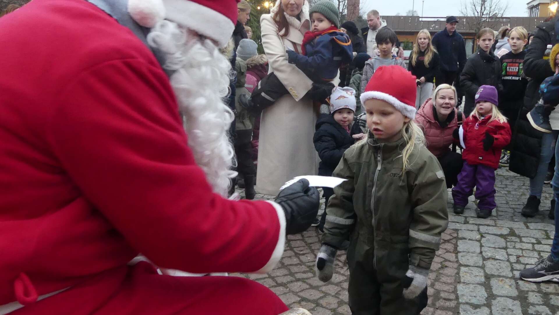 På Stortorget tog jultomten emot barnens önskelistor.