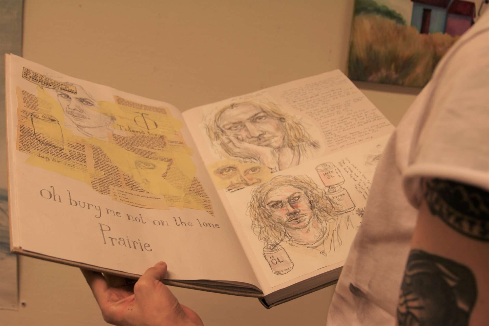 Malte Söderström visar upp sin bok som han själv skapat och sedan använt för sina skisser.