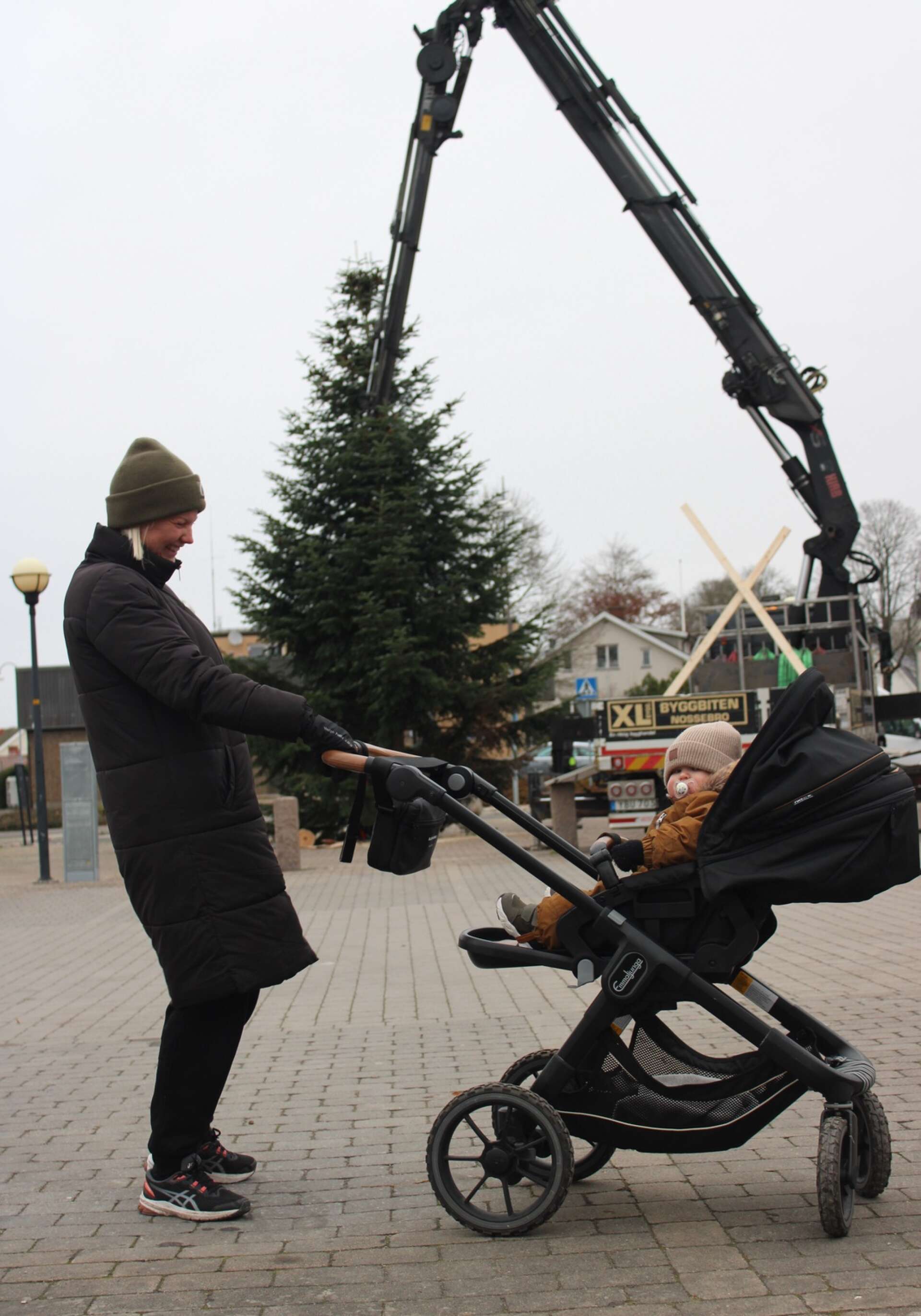 Nathali Ekman och sonen Sigge beundrar julgranen som har kommit på plats.