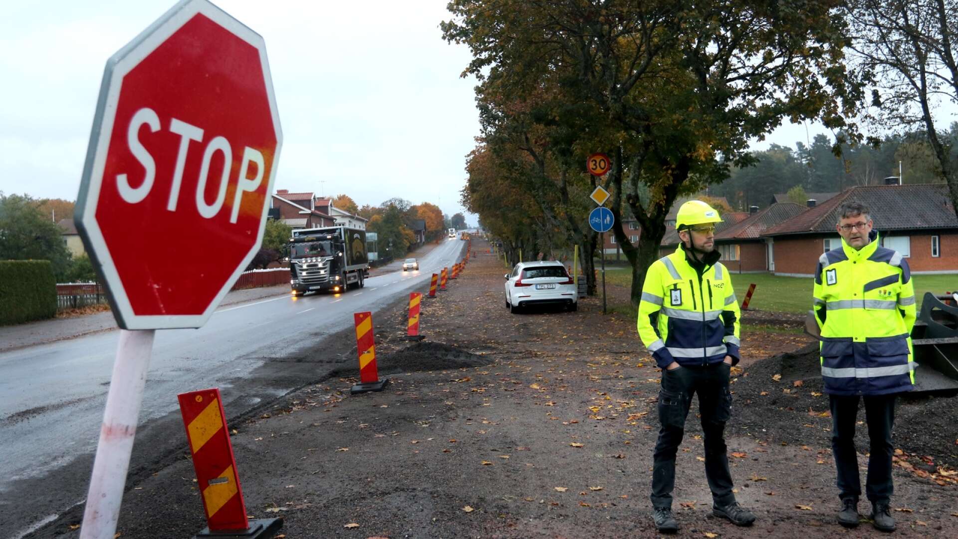 Johan Bengtsson, projektledare kommunen, och Mikael Arvidsson, arbetsledare på NCC, vid korsningen där Stockholmsvägen kommer att stängas av för all trafik under två månader.