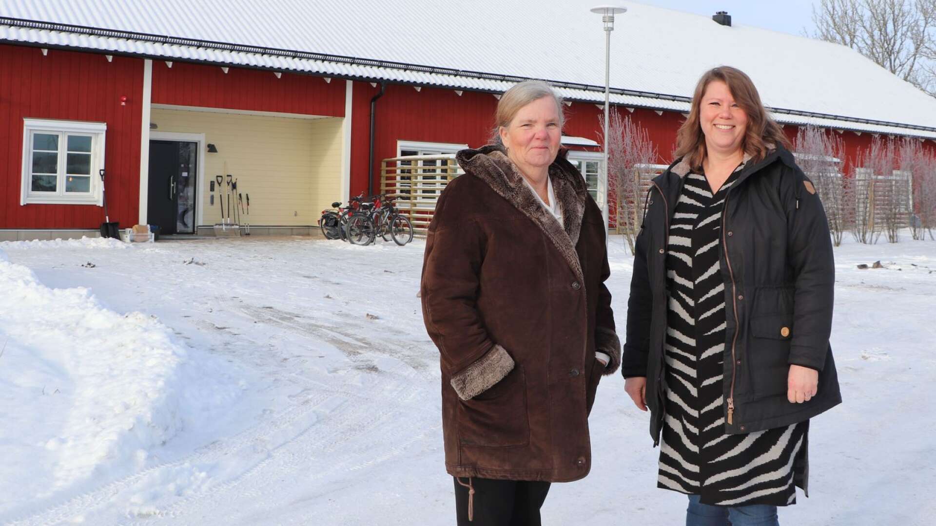 Enhetscheferna Anette Ekman och Melinda Törnqvist ser fram emot att utveckla verksamheterna på de nya gruppbostäderna. I bakgrunden är  Skattegården i Igelstorp.