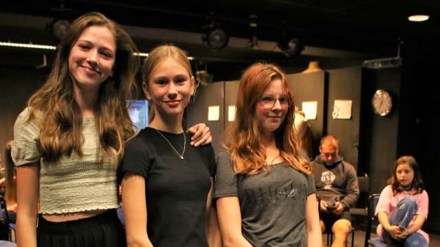 Tre kompisar, systrarna Tova och Alva Nordö och Lilja Sääf Thurelund vill vara med i uppsättningen.