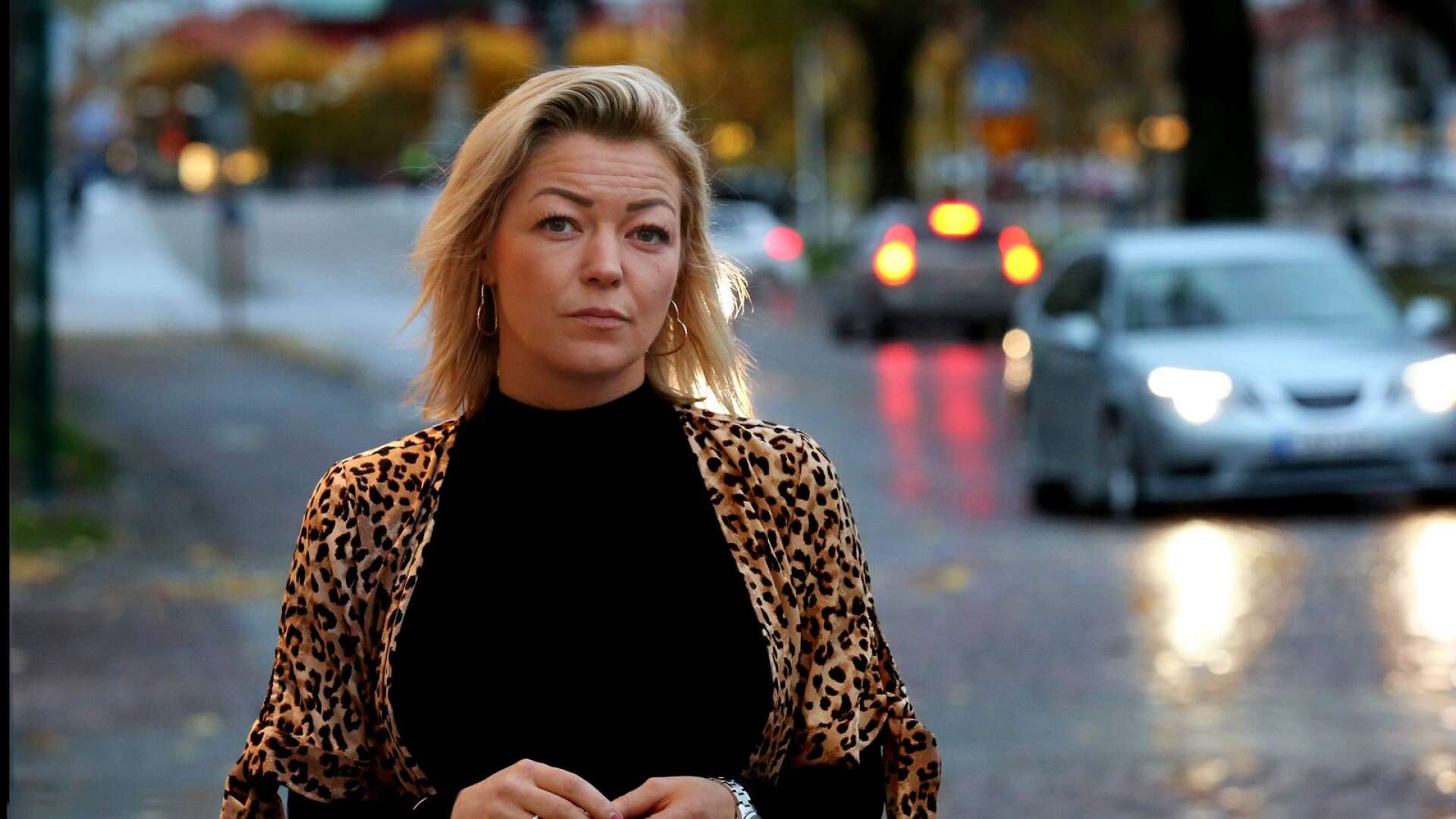 Att kommande beslut om nedläggning av akuten i Lidköping väcker oro kan vice ordföranden i sjukhusstyrelsen Frida Nilsson (C) har förståelse för. Men oron har i vissa fall övergått i hat, vilket drabbat såväl henne som familjen. 