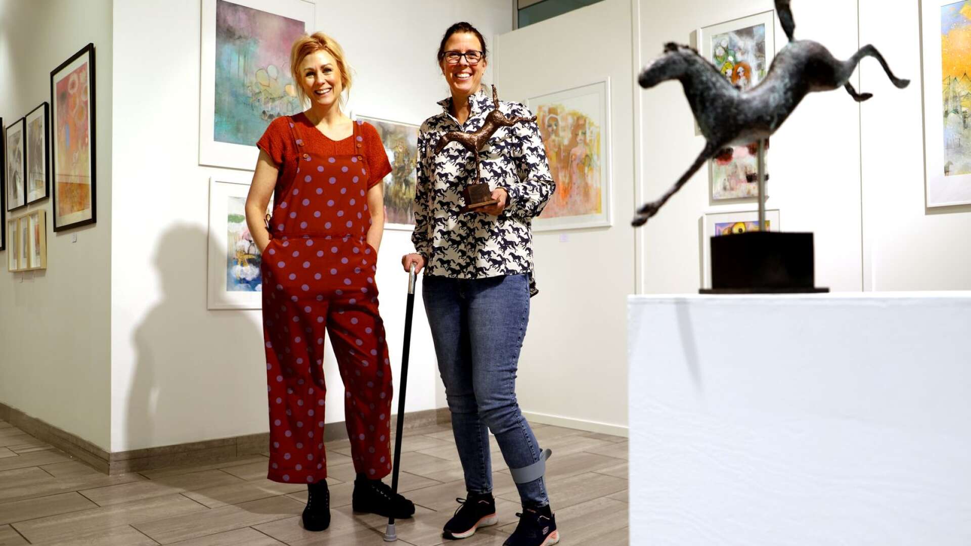 Sofia Linder ställer ut måleri och Sofia Eberhard hästskulpturer. Båda är från Karlstad, men lärde känna varandra först via konsten och Instagram. Nu gör de gemensam sak på Carlstad art gallery. ”En sagolik utställning” visas till den 29 maj.