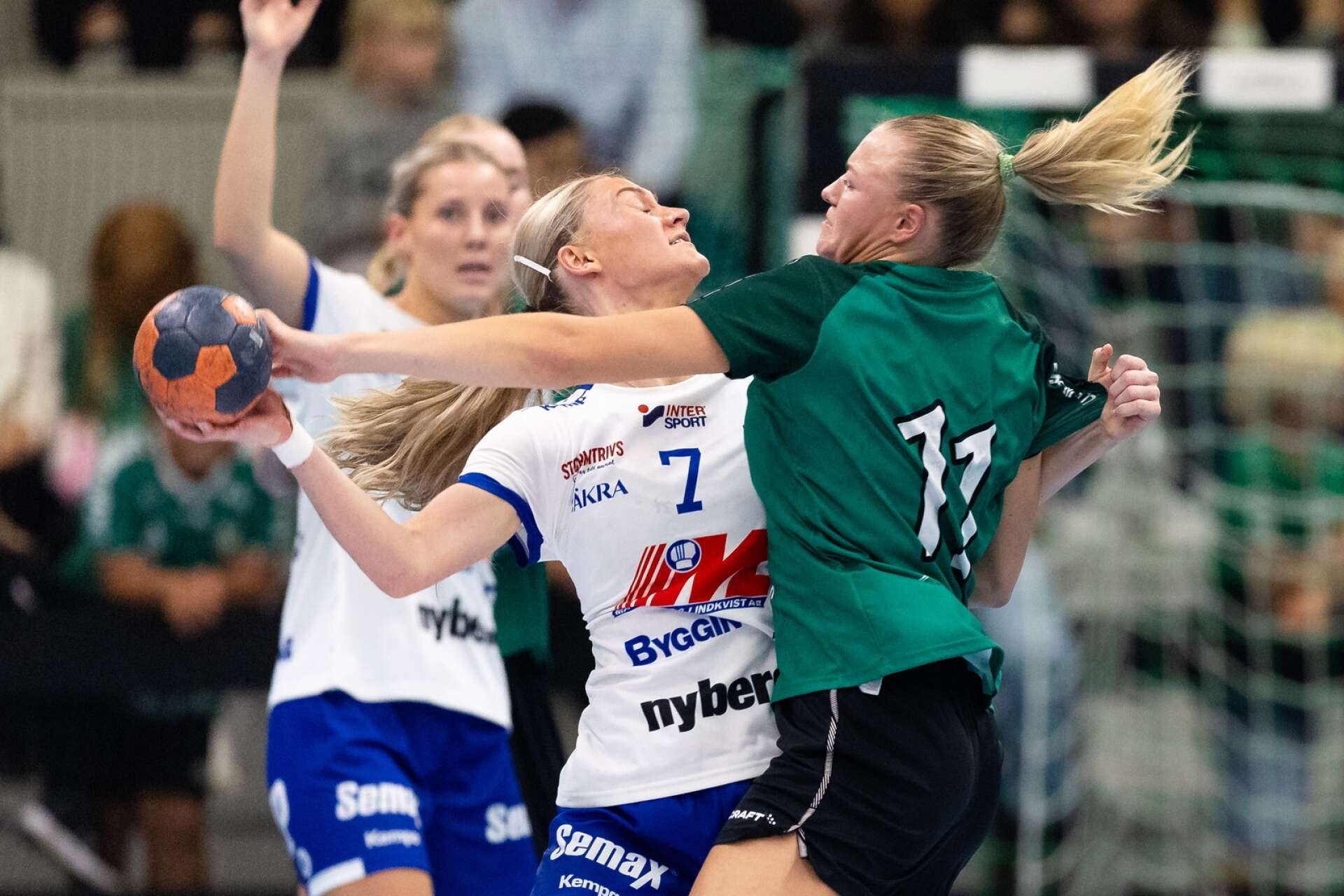 Forna lagkamraterna drabbade samman i ÖHK-Hallen. Hallbys Emma Wahlström och Önnereds Fanny Elovson i en duell på måndagskvällen.