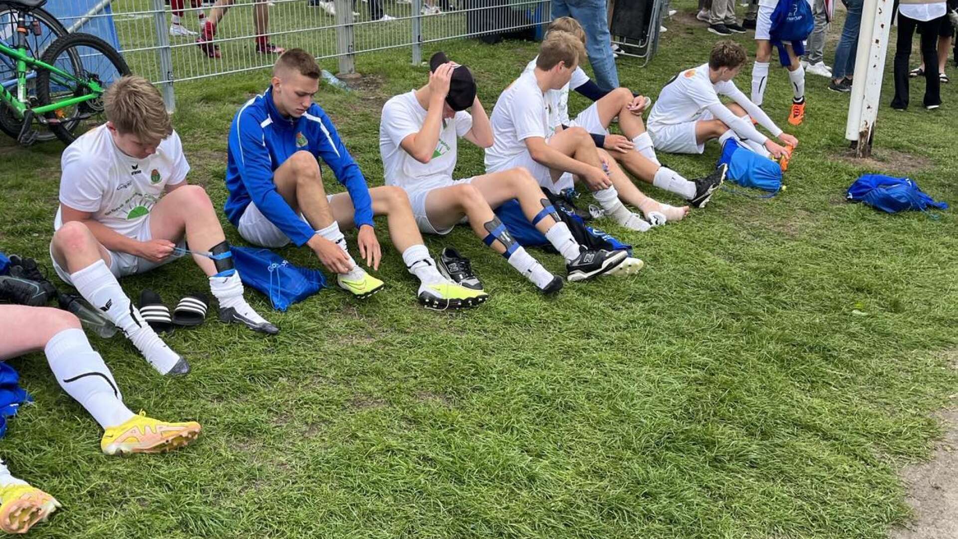 Besvikna Eds-spelare direkt efter slutsignalen, men de stöttas av A-lagstränaren Viktor Johansson och Jakob Olsson lagkapten i A-laget.