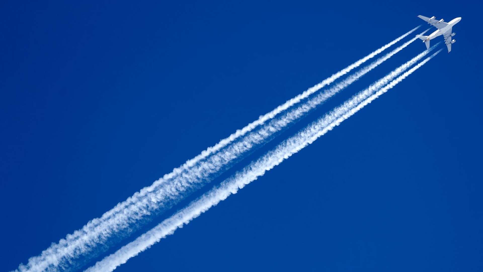 Flygets klimatpåverkan består både av koldioxid från bränslet och från vattenånga på hög höjd, skriver Mattias Goldmann.