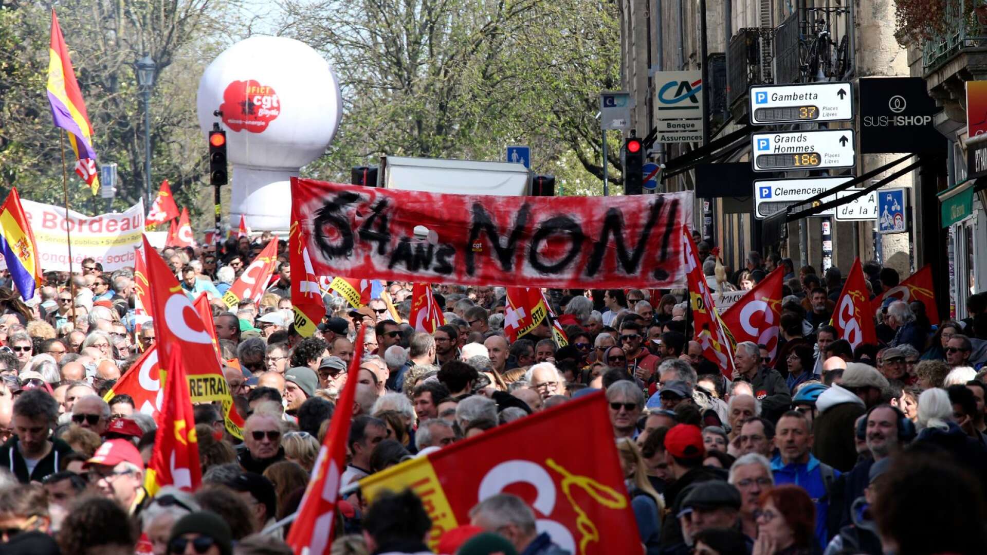 Nu är protesterna stora i Frankrike för att höja pensionsåldern till 64 år. Här har vi successivt höjt pensionsåldern till nu 67 år, skriver Blåvitt Elofsson.