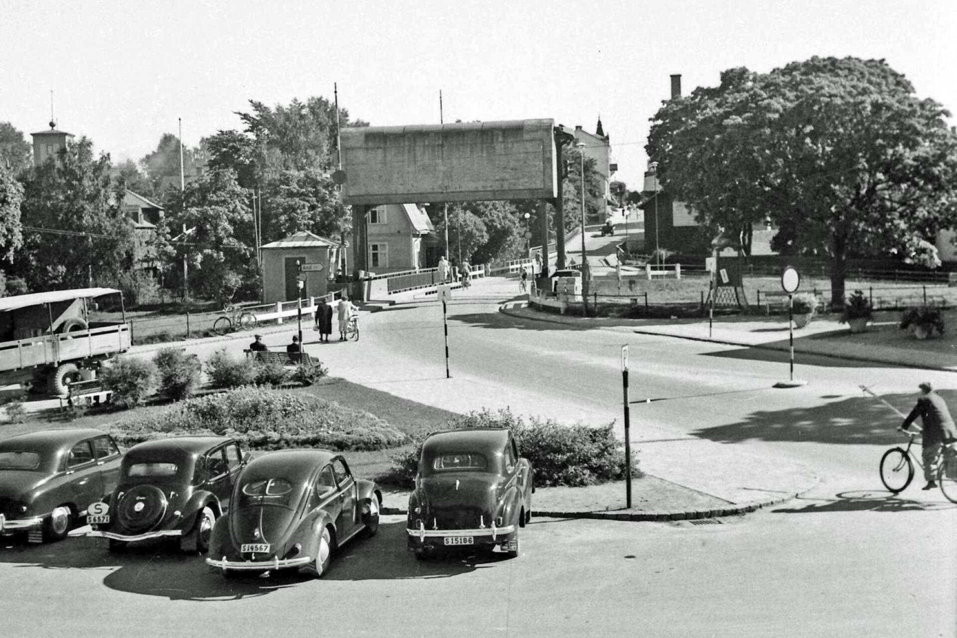 När Säffle blev stad 1951 såg det helt annorlunda ut där Kanaltorget finns i dag. Åt ena hållet gick vägen mot Kila och åt andra vägen till Åmål och Västra Storgatan. Den gamla bron med den stora betongtyngden skulle vara kvar ytterligare ett decennium.