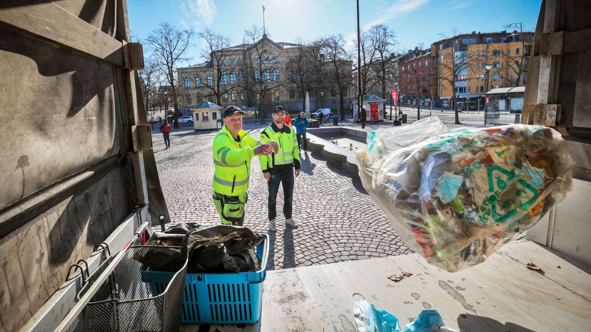 Magnus Clewemar och Christer Svensson konstaterar att munskydd blivit ett vanligt skräp i stadsbilden.