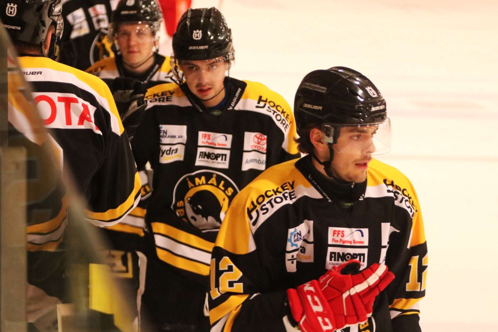 Michal Matiasko, närmast kameran, och hans tjeckiske landsman Erik Cermak lämnar Åmåls SK med två omgångar kvar att spela efter att klubben säkrat nytt kontrakt i Hockeytvåan.