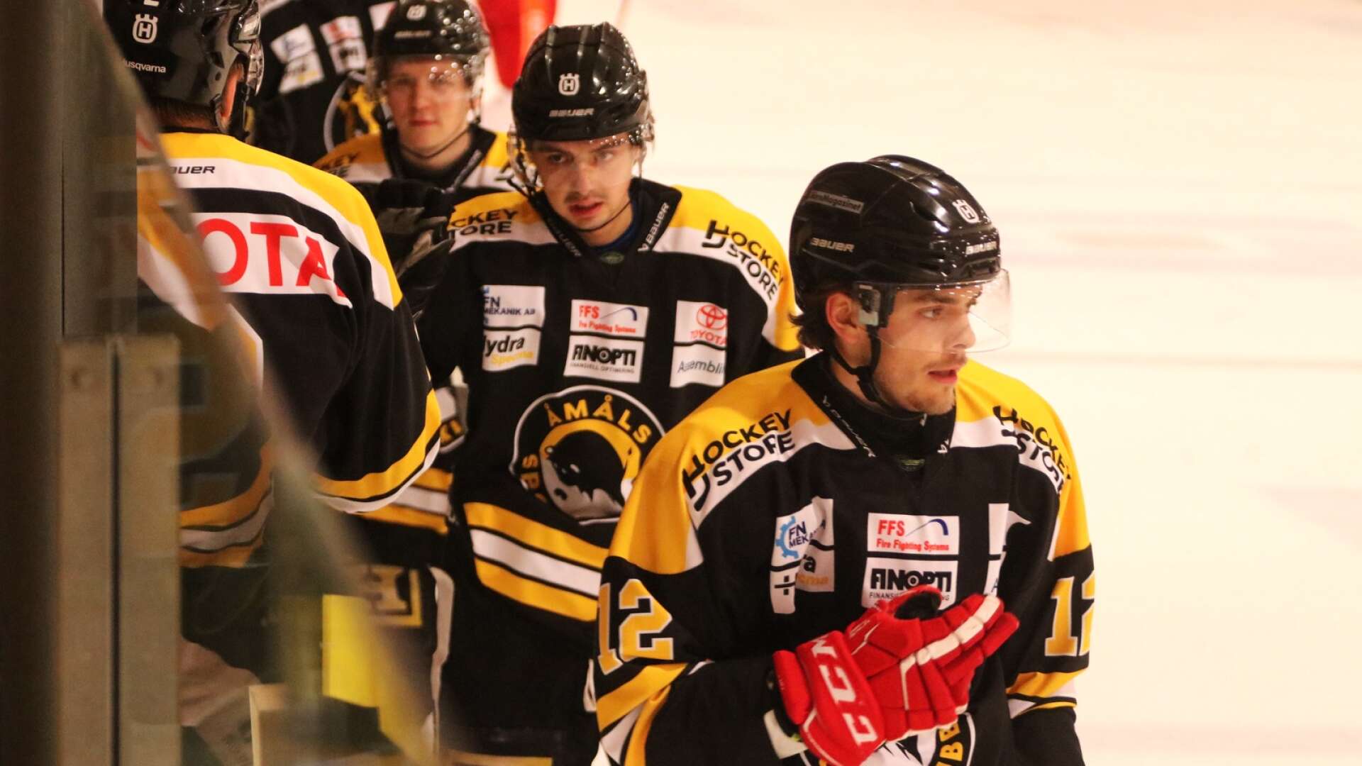 Michal Matiasko, närmast kameran, och hans tjeckiske landsman Erik Cermak lämnar Åmåls SK med två omgångar kvar att spela efter att klubben säkrat nytt kontrakt i Hockeytvåan.