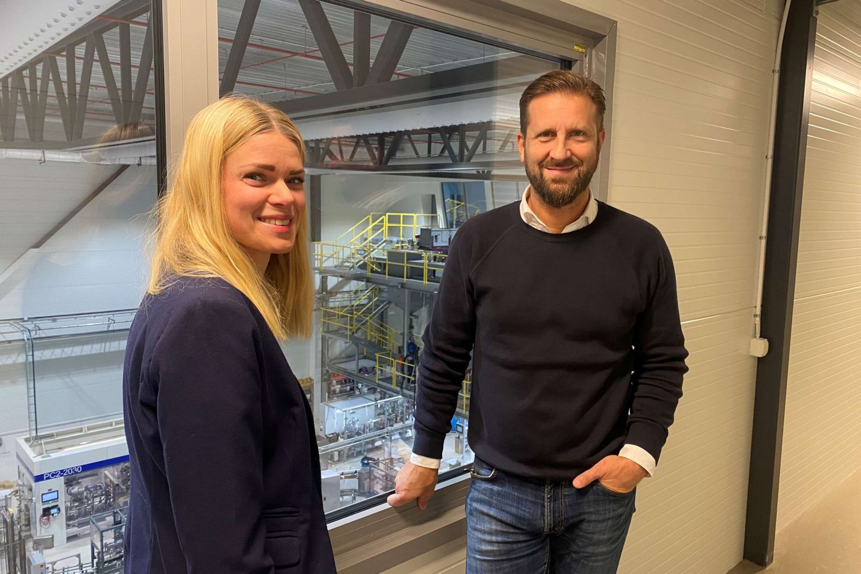 Kajsa-Lisa Ljudén och Anders Thorén i den nya produktions- och lageranläggningen på Välsviken.