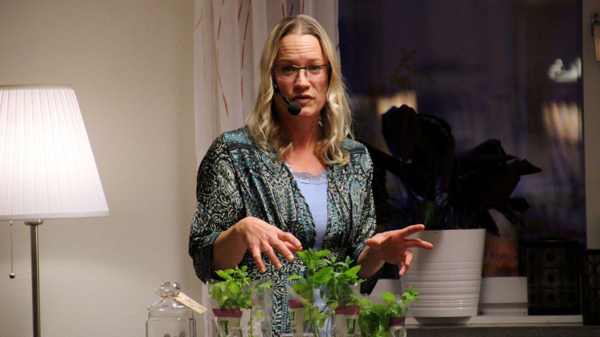 Kocken Mia Magnusson föreläste på biblioteket om matsvinn.