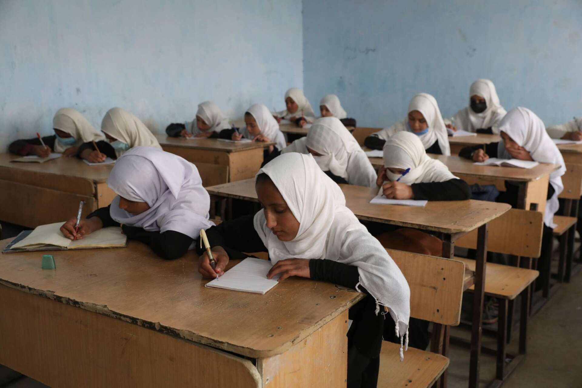 I dag driver Svenska Afghanistankommittén skolor även i   talibankontrollerade områden.