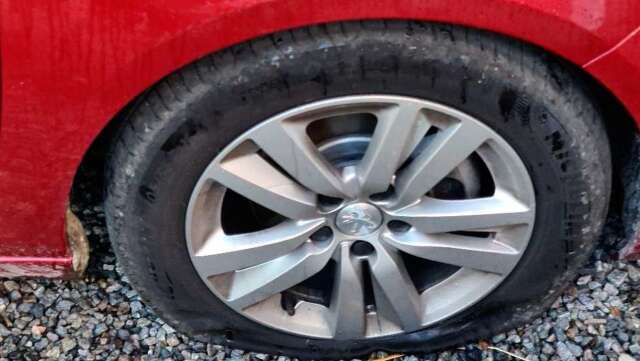 Från en bil på Hammarsmedsgatan stals det fyra däck och fälgar.