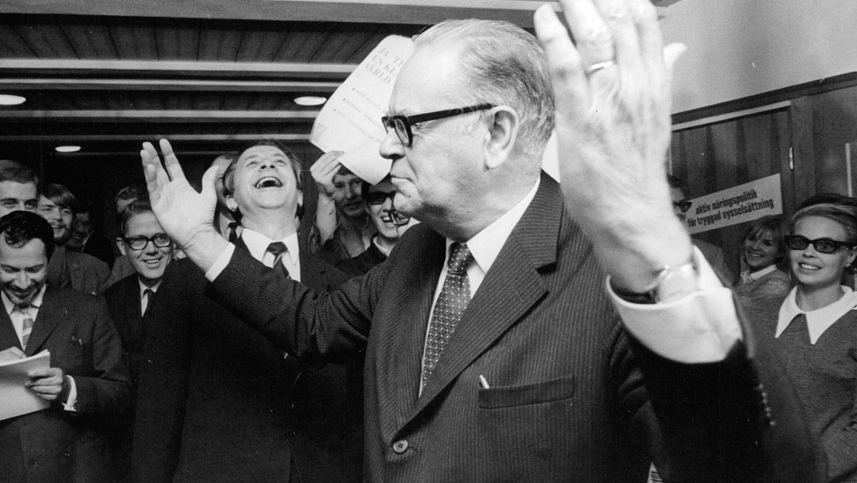 Valets segerherre 1968, statsminister Tage Erlander (S), konstaterar framgången i sitt partihögkvarter under valet. Partisekreterare Sten Andersson skrattar i bakgrunden.