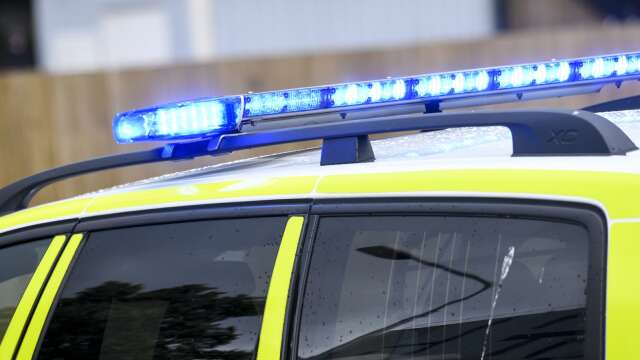 Polisen i Åmål stoppade och bötfällde en man som körde bil med mobiltelefon i handen./GENREBILD